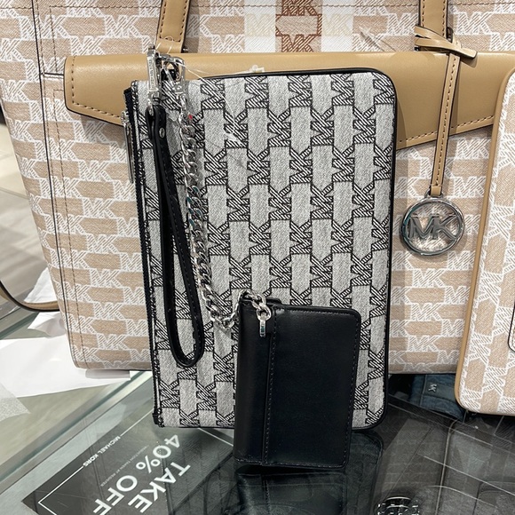 MICHAEL KORS JET SET ITEM LG 2 in 1 CARD CASE & WRISTLET
Black 
NWT - Picture 5 of 16